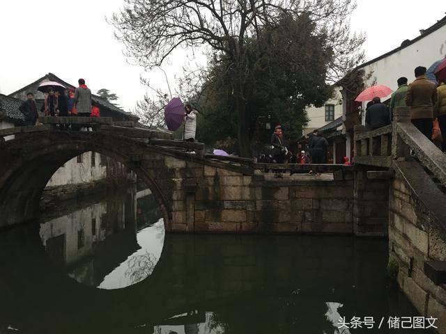 撒盐除雪保畅通 电力巡查保供电